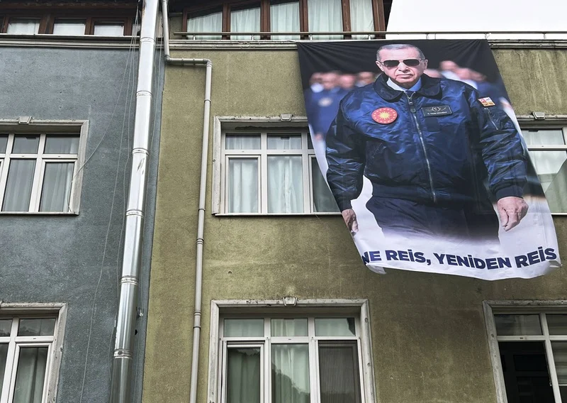 Ein großes Banner des türkischen Präsidenten Tayyip Erdogan hängt an der Fassade eines Wohnhauses in Istanbul