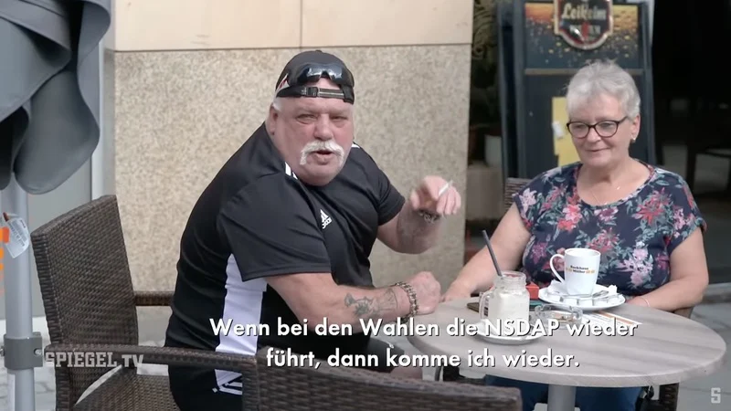 Menschen im Café, Zitat: "Wenn bei den Wahlen die NSDAP wieder führt, komme ich wieder"