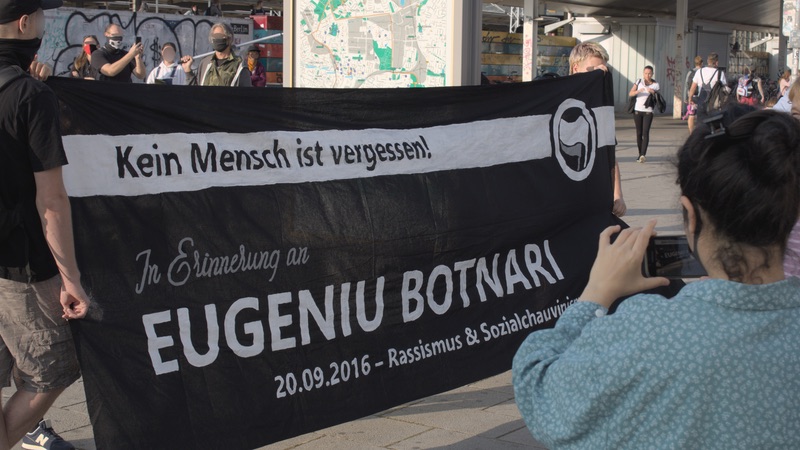 Demonstration mit Transparent: Kein Mensch ist vergessen! In Erinnerung an Eugeniu Botnari, 20.09.2016 - Rassismus & Sozialchauvinismus