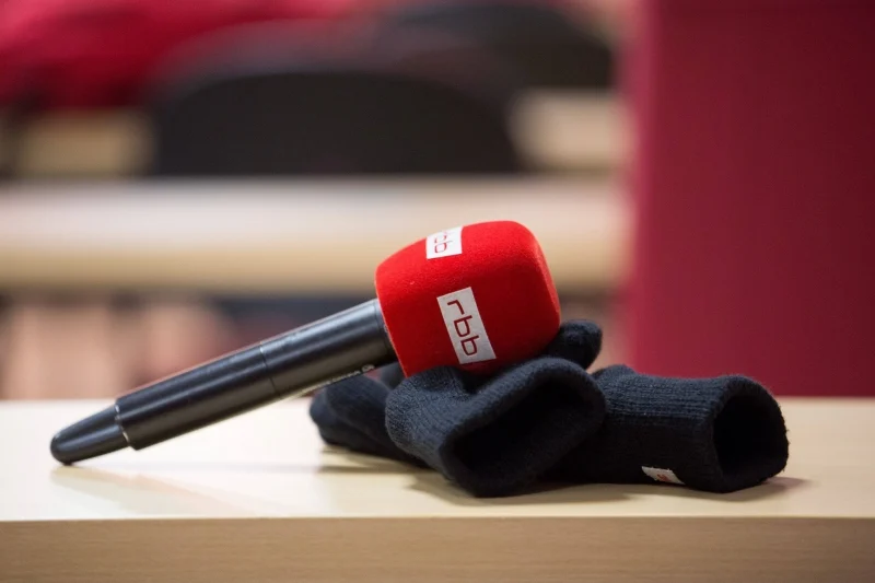 liegendes Mikrofon mit rbb-Schriftzug