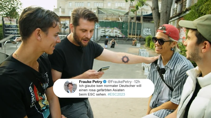 Moderator Maurice Gajda zeigt dem Sänger Trong und dessen Freunden einen angeblichen Tweet, der auch eingeblendet wird. Frauke Petry soll über Trong geschrieben haben: „Ich glaube kein normaler Deutscher will einen rosa gefärbten Asiaten beim ESC sehen. #ESC2023“