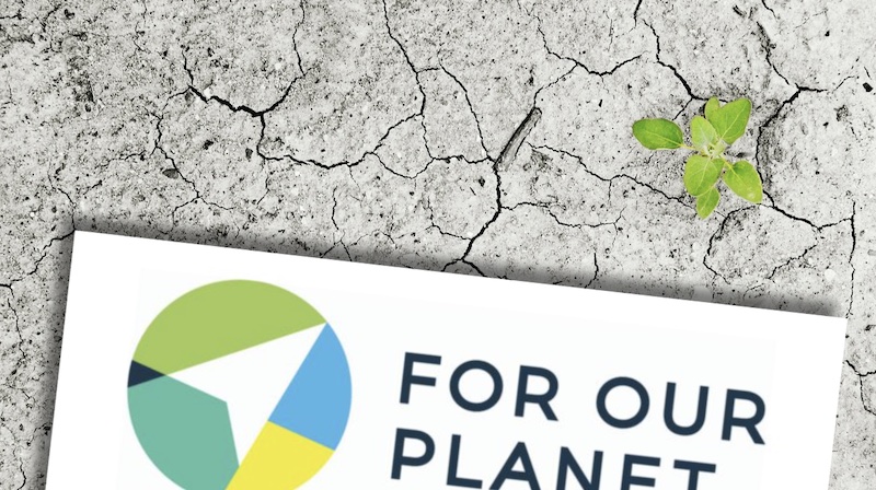 Das Logo von "For Our Planet" auf vertrockneter Erde, aus der eine zwarte Pflanze sprießt.