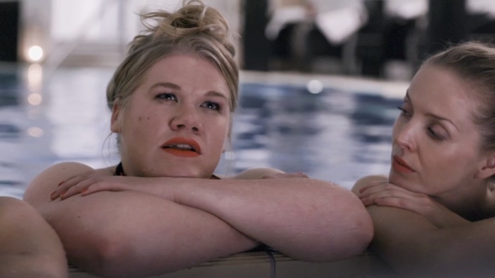 Gisa Flake (neben Schauspielerin Pheline Roggan) am Rand eines Pools.