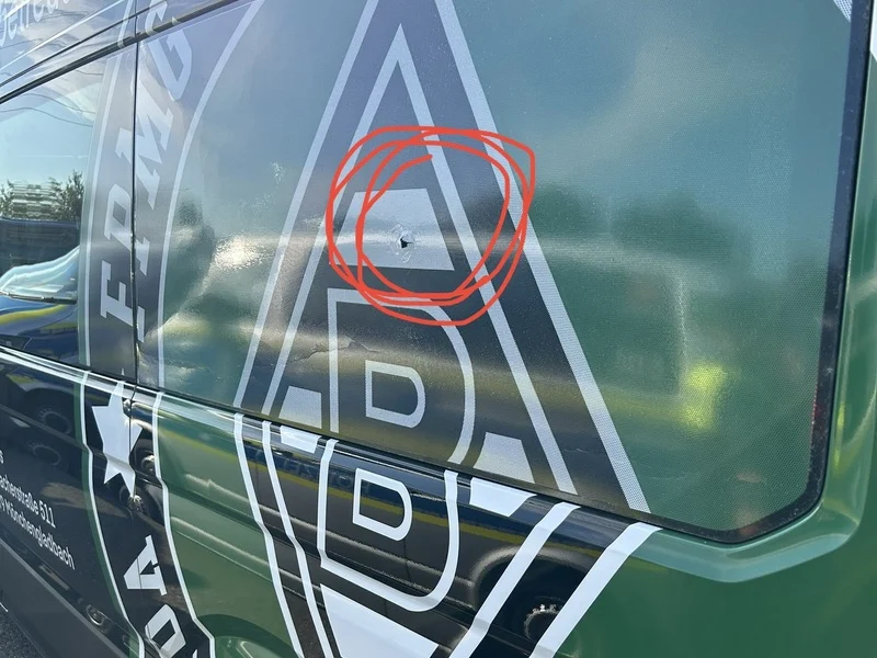 Der Transporter des Fanprojektes Mönchengladbach mit einem markierten Einschussloch