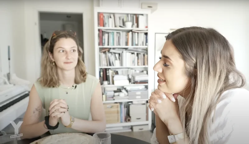 Reporterin Eva Müller beim Frühstück mit ihrer Protagonistin