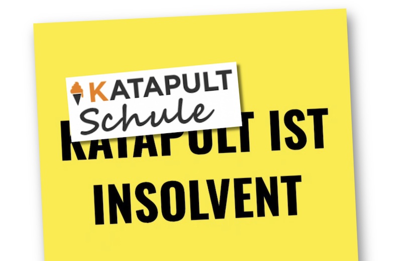 Der Schriftzug "Katapult ist insolvent", über das Wort "Katapult" drüber gelegt das Logo der "Katapult Schule".