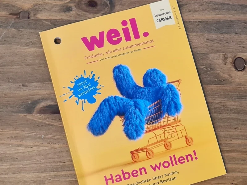 Cover des Magazins "weil." mit einem Plüschwesen in einem Einkaufswagen.