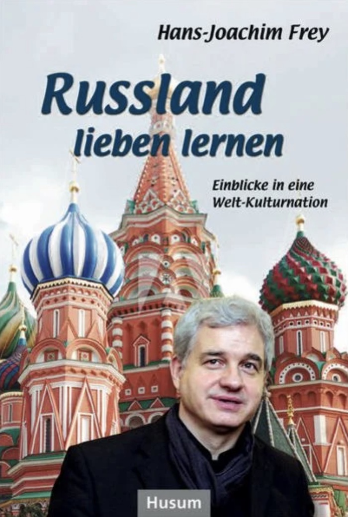 Cover des Buchs "Russland lieben lernen: Einblicke in eine Welt-Kulturnation"; Foto der Kreml-Türme, davor ein Foto von Hans-Joachim Frey