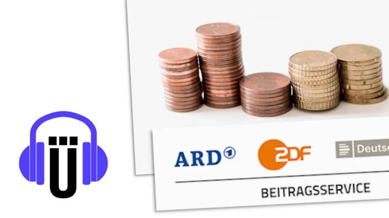 Übermedien-Podcast-Logo; mehrere Cent-Stücke übereinander gestapelt, dazu die Logos von ARD und ZDF.