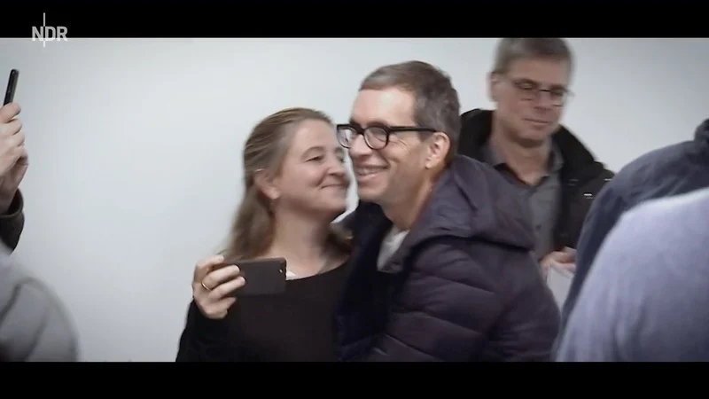 Karin Steinberger umarmt Jens Söring