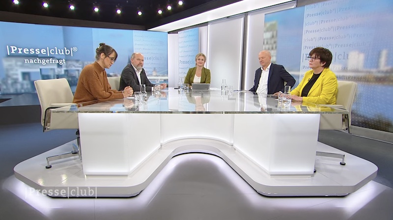 Screenshot aus der Sendung "Presseclub nachgefragt": Fünf Journalistinnen und Journalisten sitzen an einem Tisch. 