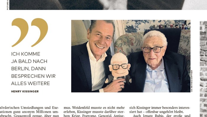 Mathias Döpfner mit Kissinger und Kissinger-Puppe
