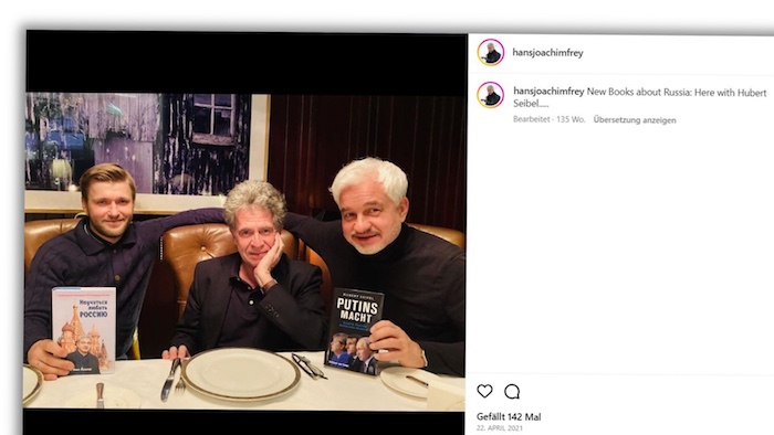 Instagram-Foto, auf dem Hans-Joachim Frey neben Hubert Seipel sitzt.