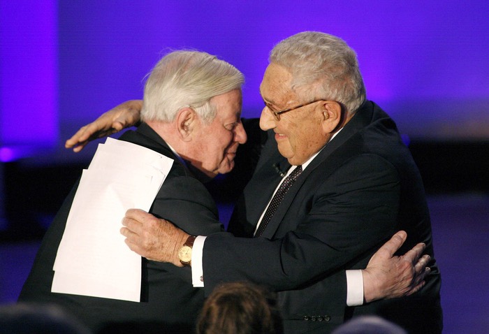 Helmut Schmidt und Henry Kissinger umarmen sich