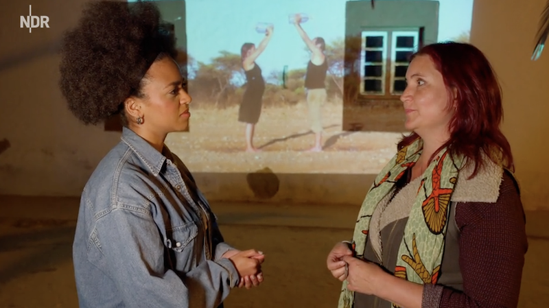 Moderatorin Aminata Belli (links) und Künstlerin Imke Rust in der NDR-Doku "Deutsche Schuld"