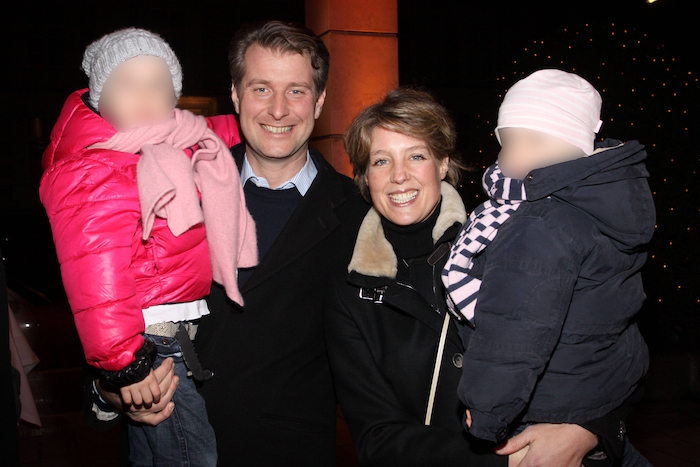 Stephan Hensel und Christina Block mit jeweils einem Kind auf dem Arm grinsen in die Kamera.
