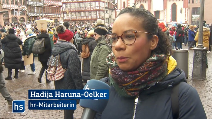 Hadija Haruna-Oelker mit Einblendung ihres Namens und der Zeile „hr-Mitarbeiterin“ in der Hessenschau