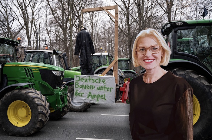 Montage: Tanja May stet neben einer an einem Galgen befestigten Puppe an einem Traktor. Aufschrift auf dem Traktor: "Deutsche Bauern unter der Ampel".