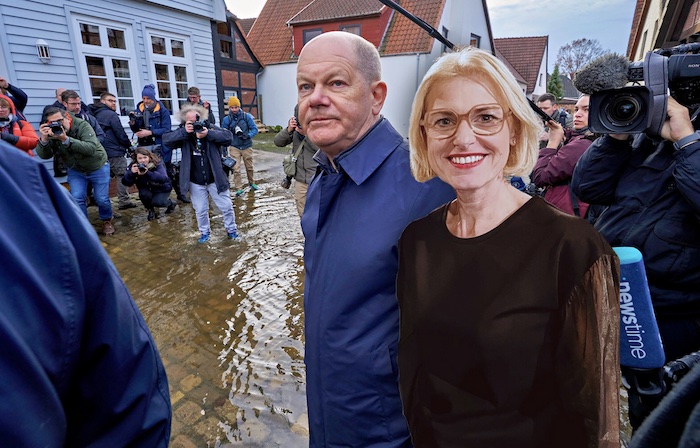 Montage: Tanja May steht strahlend neben Olaf Scholz im Hochwassergebiet an der Aller. Im Hintergrund: überflutete Straße, Fotografen.