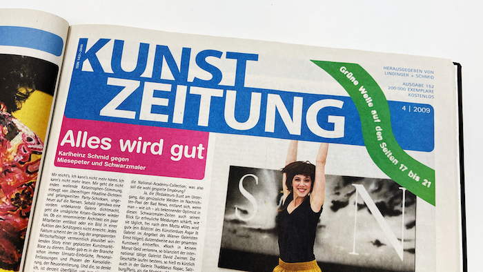 Titelseite der "Kunstzeitung" mit blauem Titelkopf.