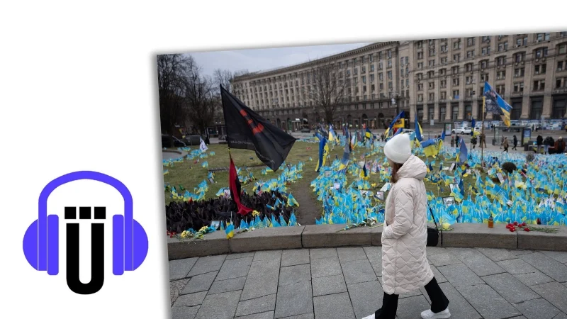 Eine Frau vor einem improvisierten Denkmal für die gefallenen Soldaten in Kiew