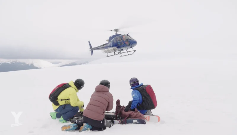 Skifahrer und Heli in den rumänischen Karpaten