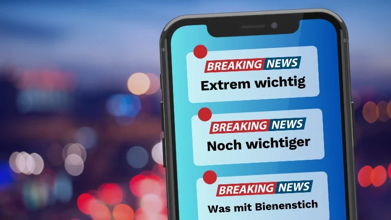 Smartphone mit drei erfundenen Eilmeldungen: "Extrem wichtig", "Noch wichtiger" und "Was mit Bienenstich"