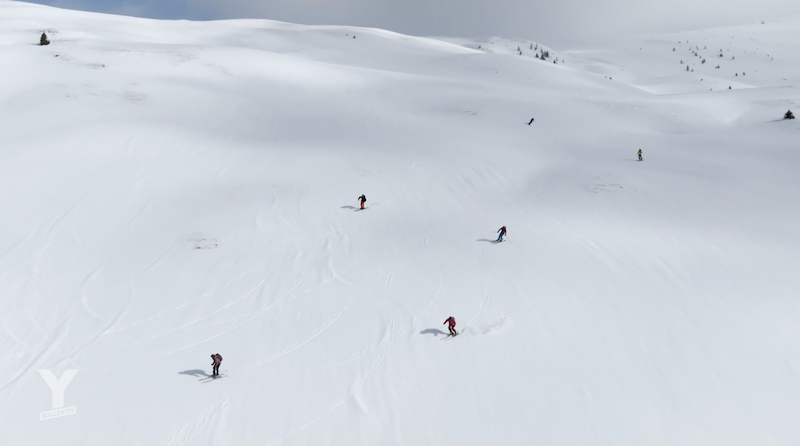 Drohnenaufnahme von Heli-Skifahrern in den Karpaten