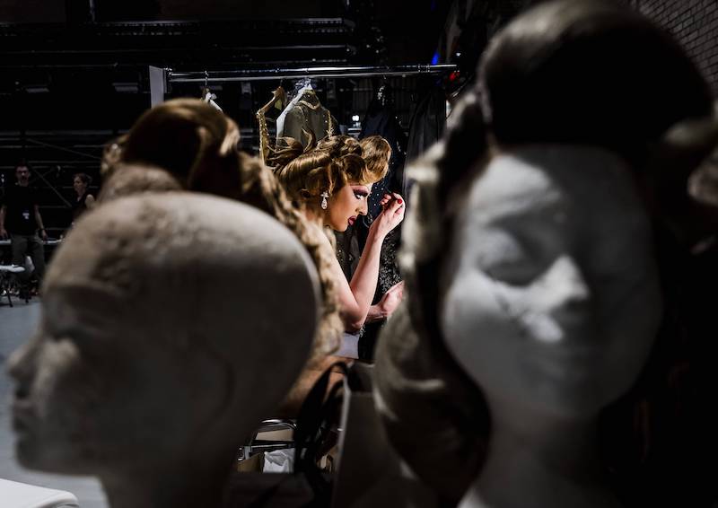 Künstlerin Miss Stephany bei der Europäischen Drag-Meisterschaft, Vorbereitung in der Maske.