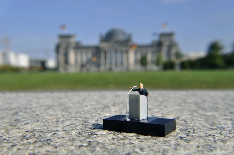 Kleine Rednerfigur vor dem Reichtag