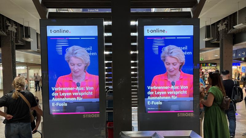 Nachrichtentafel im Kölner Hauptbahnhof mit Meldung von t-online