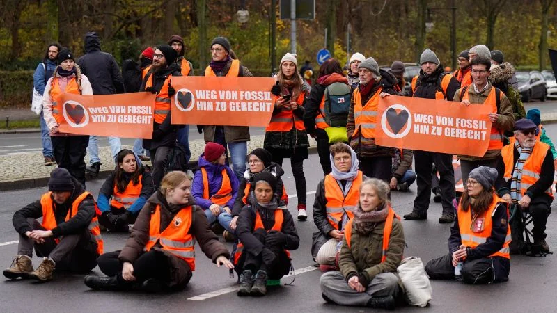 Mitglieder der Letzten Generation auf der Straße des 17. Juni in Berlin bei einer Blockade