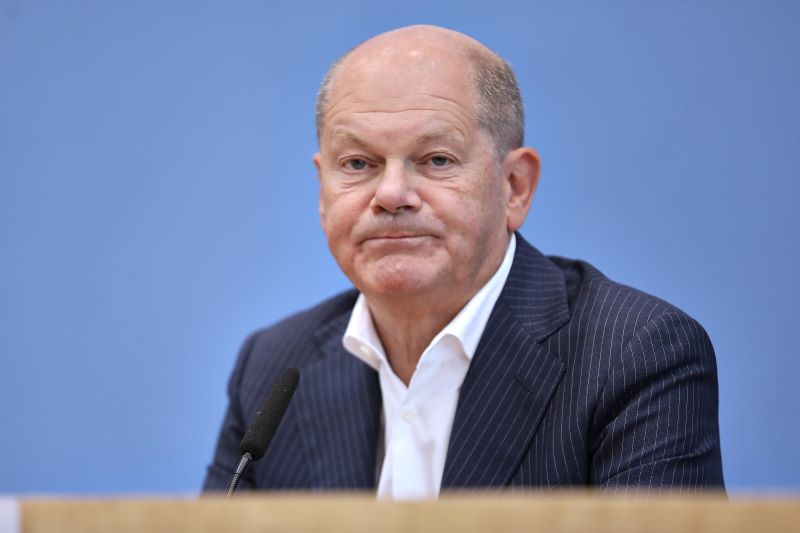 Bundeskanzler Olaf Scholz schaut grimmig bei einer Pressekonferenz