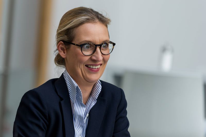 Alice Weidel (AfD) lacht bei einer Pressekonferenz