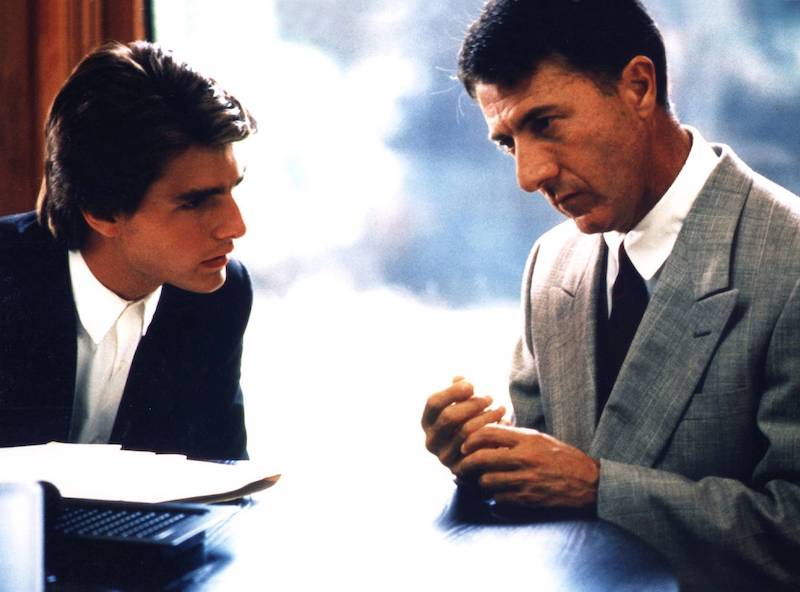 In "Rain Man" spielt Dustin Hoffmann (r.) an der Seite von Tom Cruise einen Autisten.