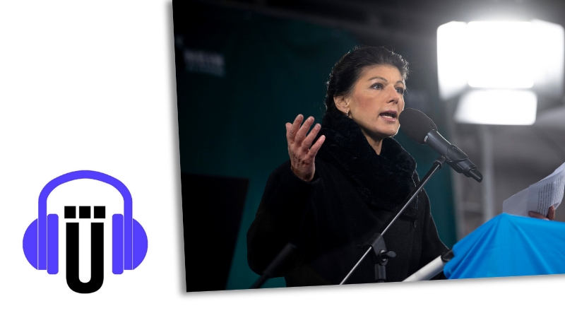 BSW-Vorsitzende Sahra Wagenknecht hält eine Rede bei Demo.