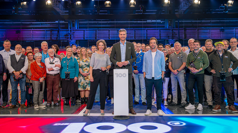 Die Teilnehmer der ARD-Sendung "Die 100" mit den Moderatoren Anna Planken, Ingo Zamperoni und Tobias Krell.