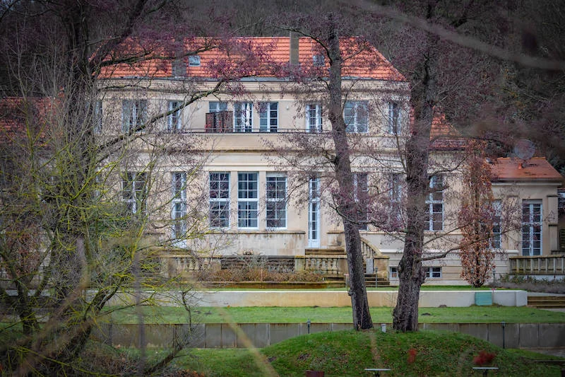 Außenaufnahme des Landhauses Adlon in Potsdam