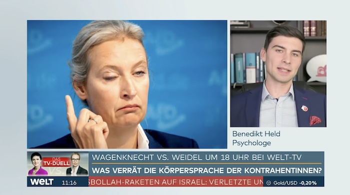 Alice Weidel verzieht ihr Gesicht, dabei ist ein Auge zu, das andere nur halb geöffnet. 