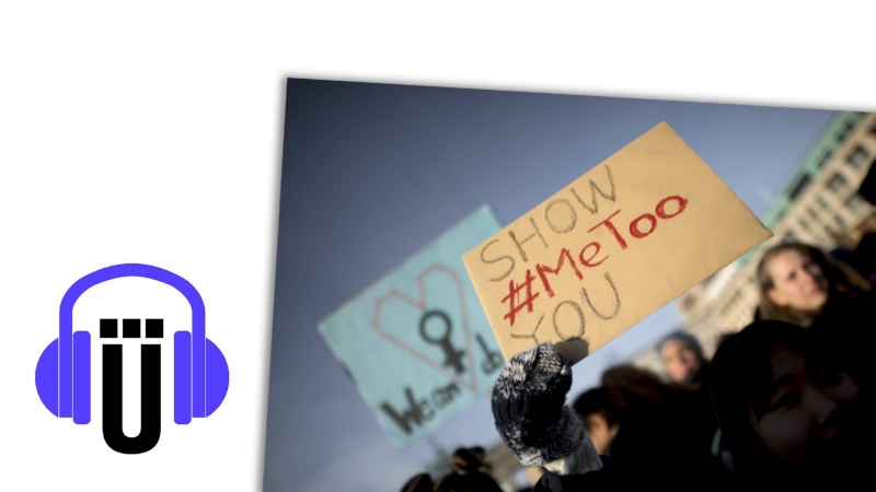 Szene einer Demo, Frau zeigt Plakat, auf dem steht: "Metoo - Show you"