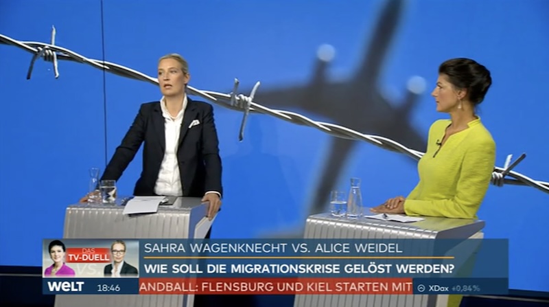 Alice Weidel (AfD) und Sahra Wagenknecht im "Welt"-Studio vor einer Leinwand, auf der ein Flugzeug und Maschendraht zu sehen sind.