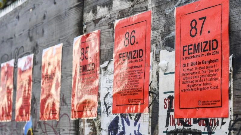 Protest gegen Femizide und Gewalt gegen Frauen: Plakate an einem Bauzaun in Freiburg im November 2024