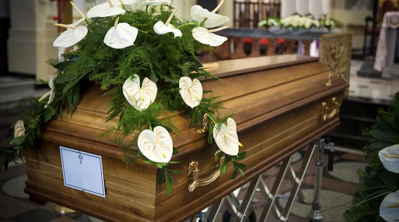 Mit weißen Blumen geschmückter Sarg
