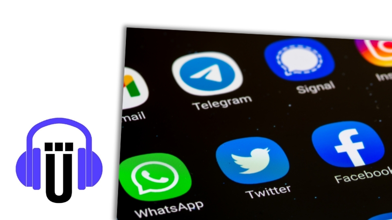 Smartphone-Bildschirm mit App-Symbolen: Telegram, Twitter, Whatsapp, Facebook