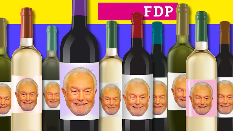 Viele Weinflaschen mit Wolfgang Kubickis Gesicht auf dem Etikett. Dahinter das Logo der FDP.