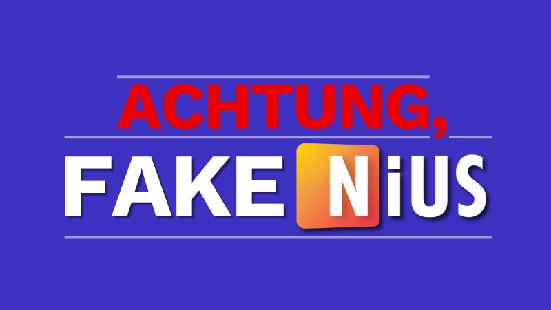 Blauer Hintergrund, auf dem „Achtung, Fake Nius“ steht, mit dem Logo der Seite „Nius“.