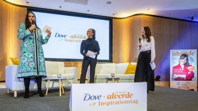 Aminata Belli (Mitte) moderiert eine Veranstaltung der Drogeriekette dm