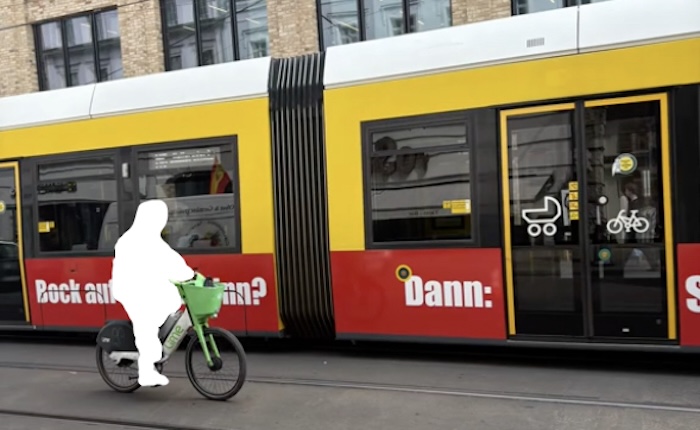 Harry Styles auf einem Fahrrad in Berlin, von uns unkenntlich gemacht.