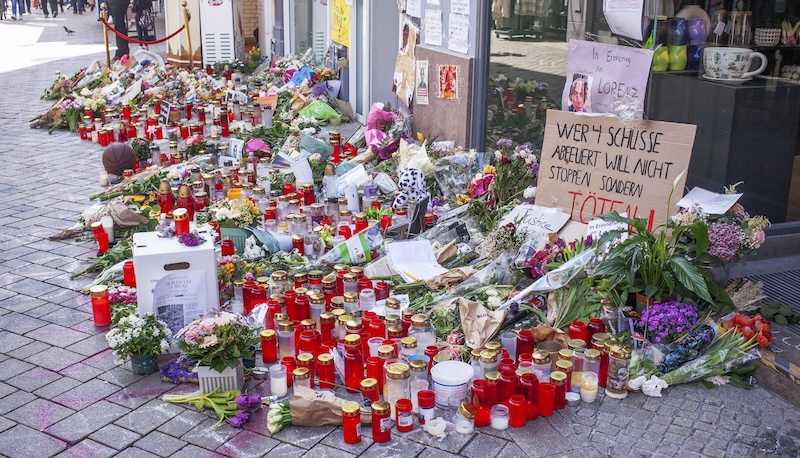 Blumen und Kerzen zum Gedenken an den von der Polizei getöteten Lorenz A. in der Oldenburger Innenstadt.