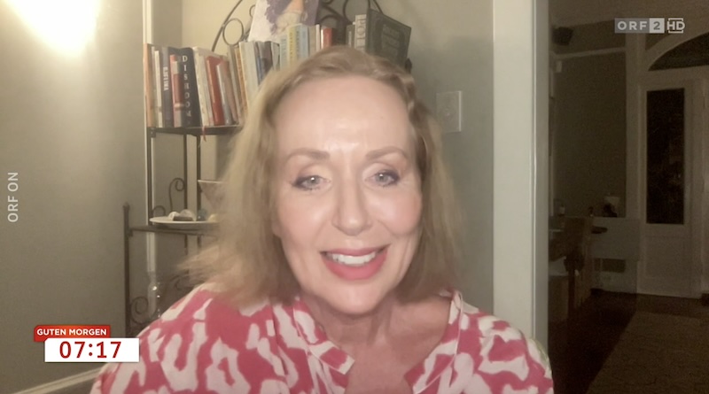 Blonde Frau sitzt lächelnd vor der Webcam: Die Hollywood-Reporterin Elisabeth Sereda im ORF-Interview.